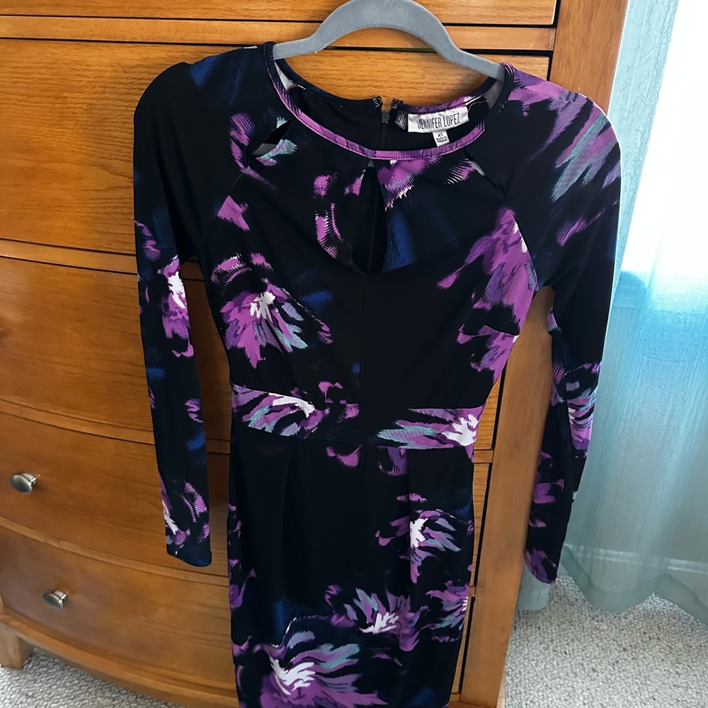 Jennifer Lopez fitted knit women’s XS abstract print key-hole chest accent dress